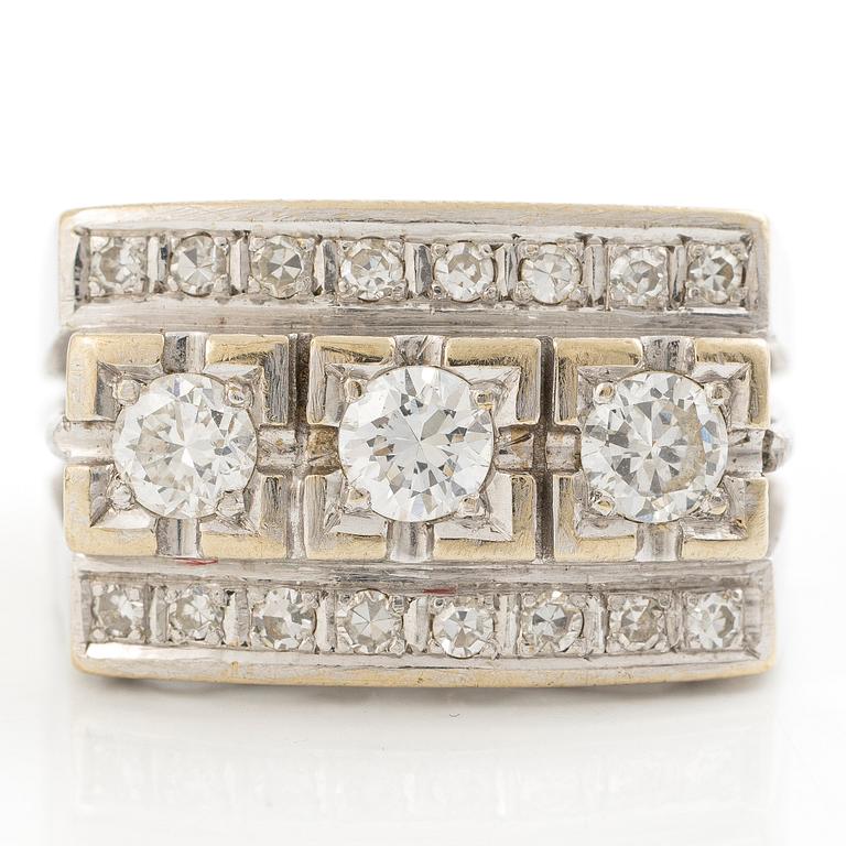 Ring, 18K white gold, set with three brilliant-cut diamonds and octagonal-cut diamonds.