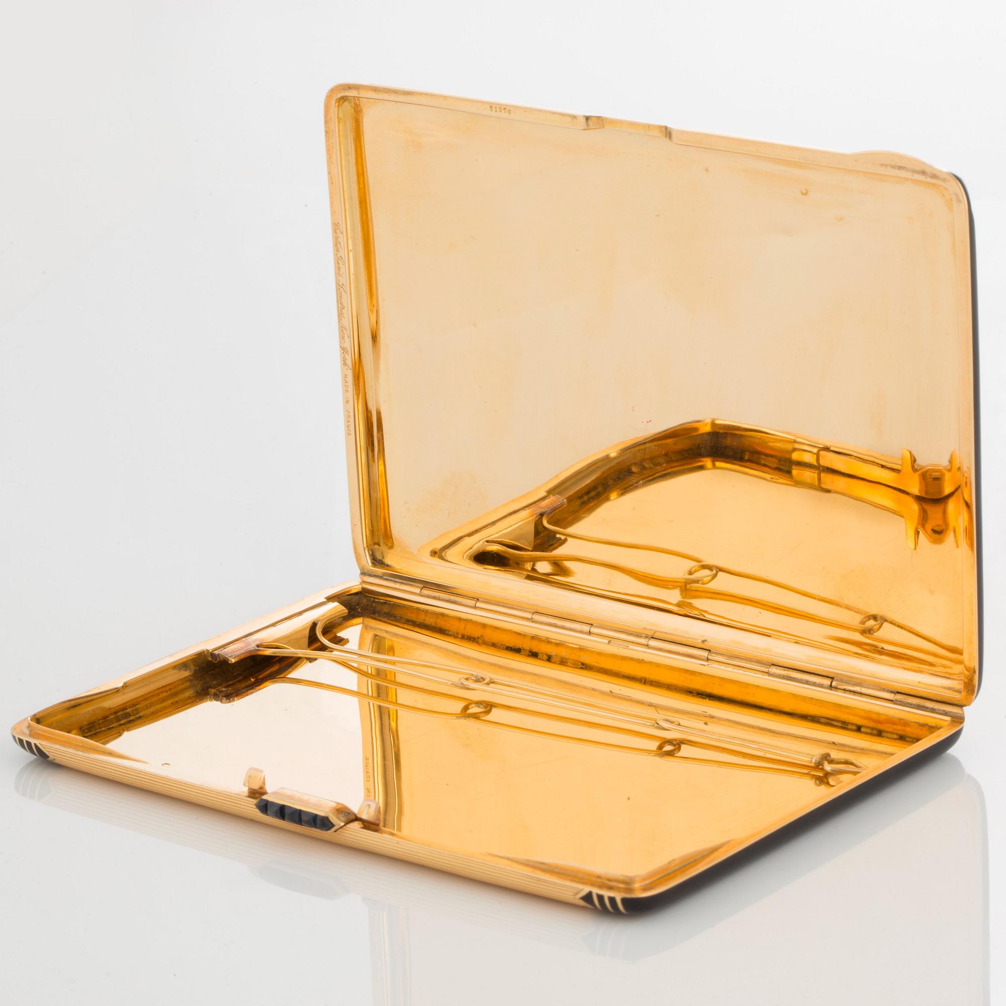 Cartier Art Deco cigarettetui 18K guld med svart emalj och safirer.