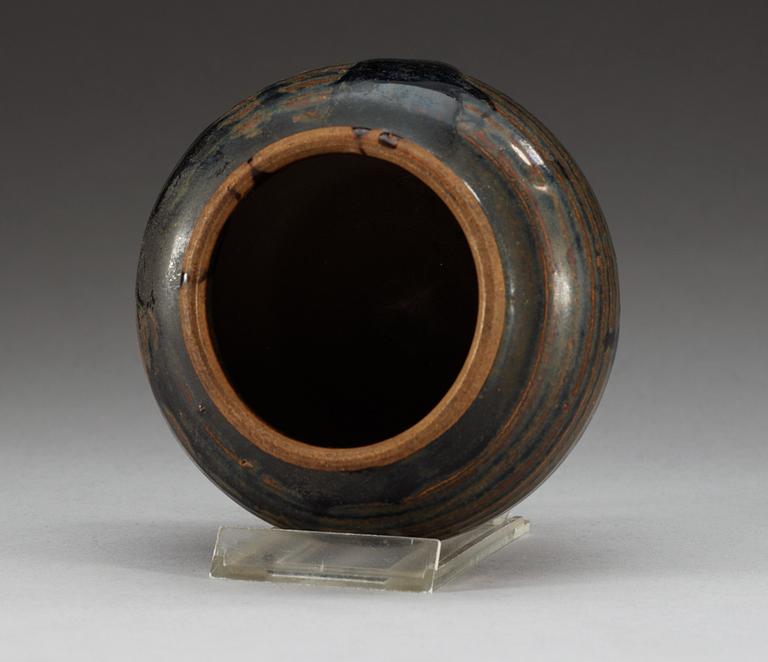 A bronw glazed jar, Song dynasty (960-1279).