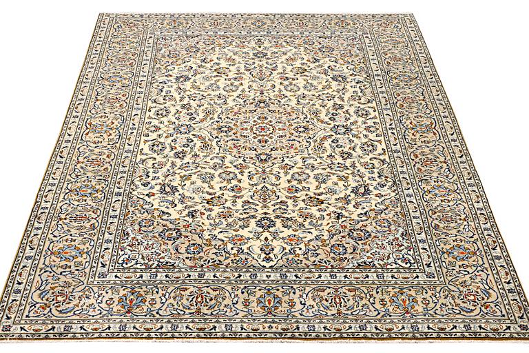 A Kashan carpet, a. 297 x 200 cm.