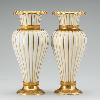 VASER, ett par, porslin, Royal Copenhagen, 1900-tal.