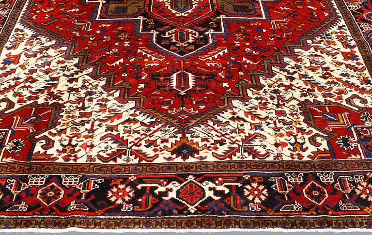 A Heriz / Gorovan carpet, ca 307 x 246 cm.