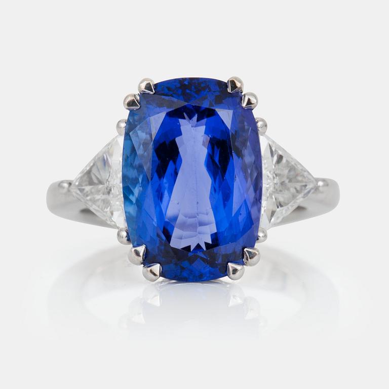 RING med tanzanit, ca 10.15 ct, samt trilliantslipade diamanter totalt ca 1.20 ct.