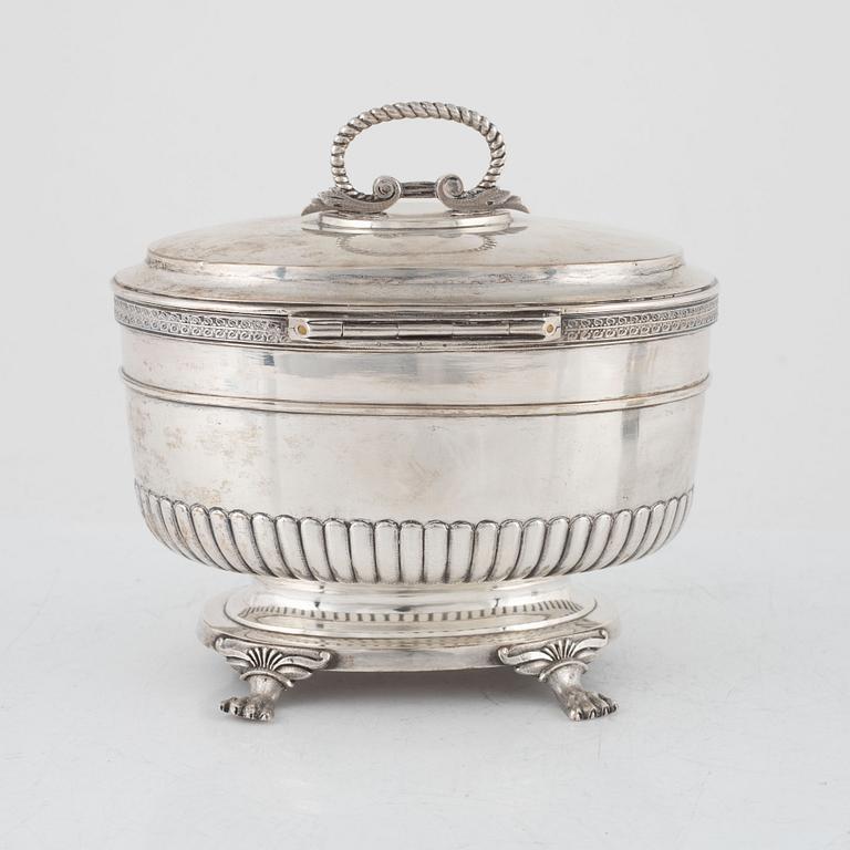 Gustaf Möllenborg, sockerskrin, silver, Stockholm 1826 samt sockertång, silver, Lars Boye, Stockholm 1779.