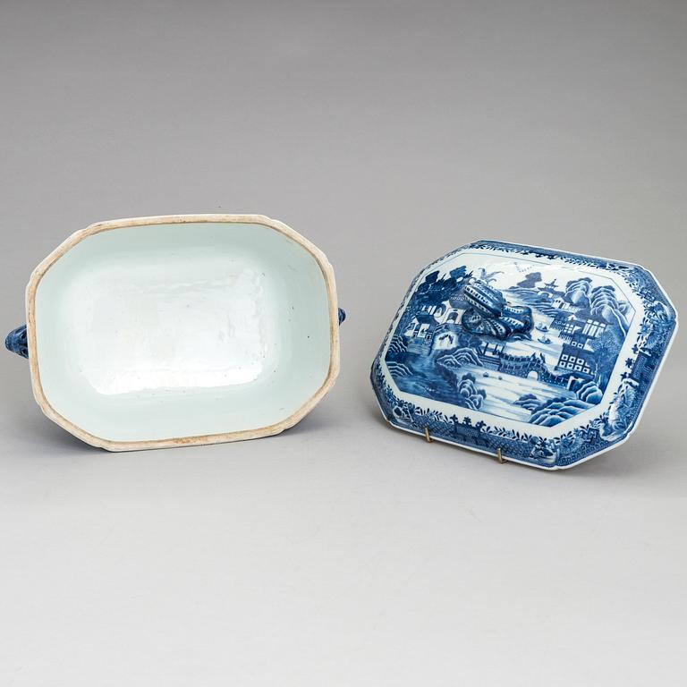TERRIN med LOCK, kompaniporslin. Qing dynastin, Qianlong (1736-1795), Kina.