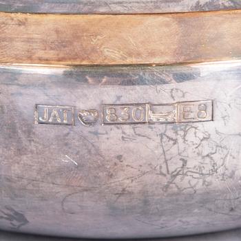 SKÅLAR, 2 st, silver, J.A. Tarkiainen, Helsingfors 1982 och Tapio Wirkkala, Kultakeskus 1985. Totalvikt ca 300 g.