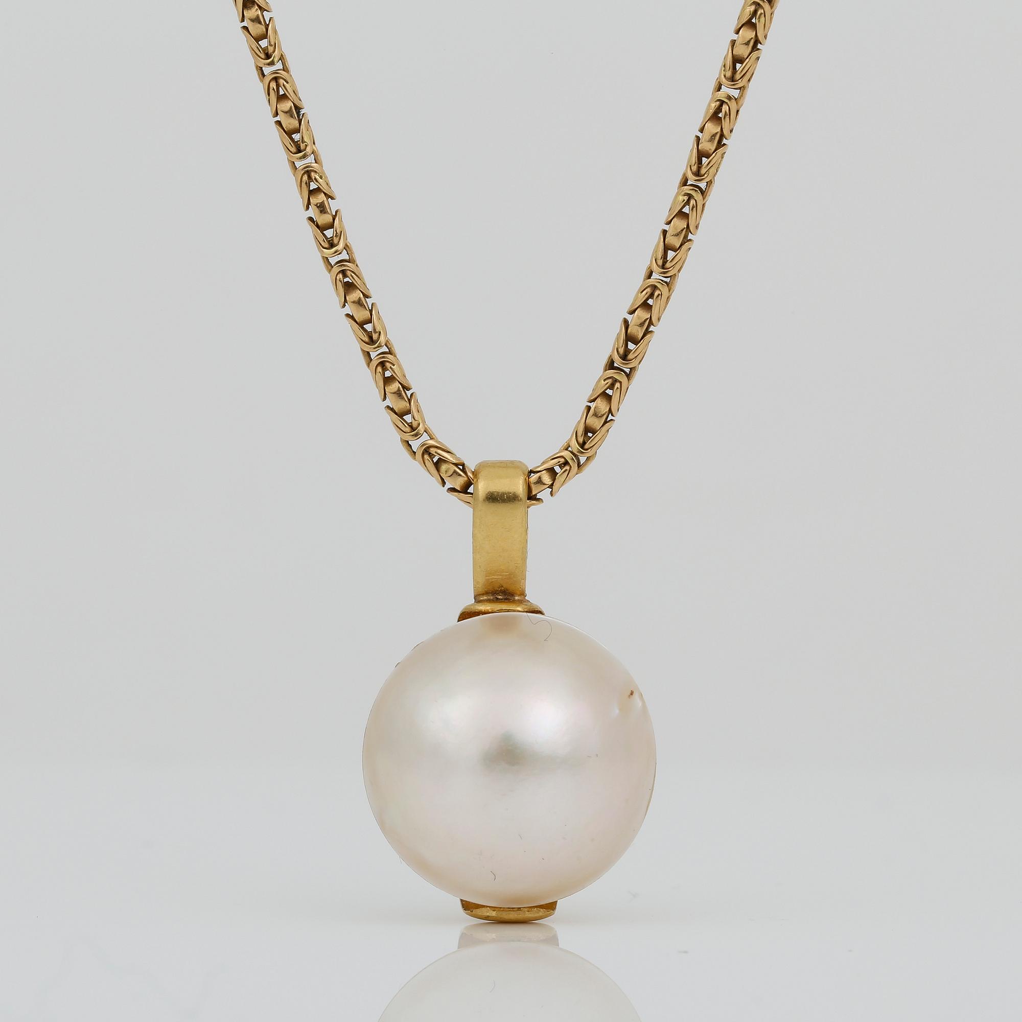 HÄNGE med MABE PÄRLA samt KEDJA, hänge ej guld men kedjan 18K guld, J Petterssons Eftr, 1925. Total vikt 14,21 g.