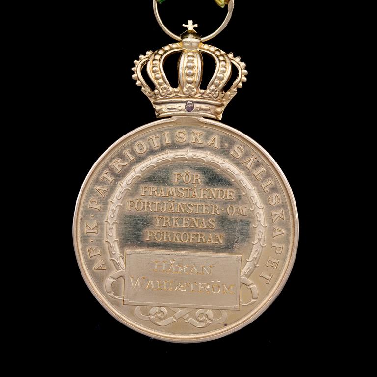 MEDALJ, guld 18k, 1945. Vikt ca 29 gram.