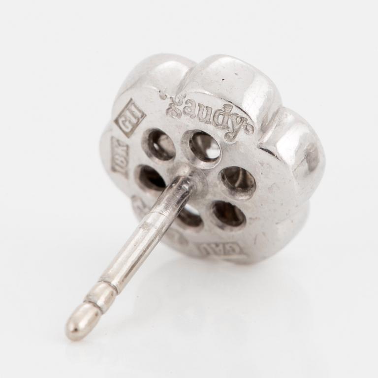 A Gaudy brilliant-cut diamond earrings.