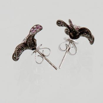 ÖRHÄNGEN, 18K vitguld och svärtat guld med briljantslipade diamanter 0.44 ct och rosa safirer 1.60 ct. Vikt 5,3 gram.