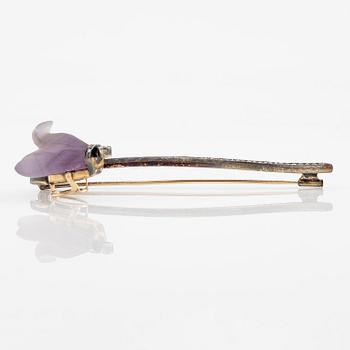 A brooch in silver and 14K gold with an amethyst flower.