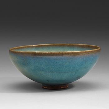 333. A jun-glazed bowl, Song-Yuan dynasty (960-1368).