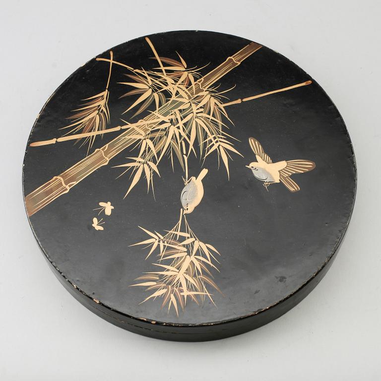 KABARET, porslin 7 delar, lackask, Japan, 1900-talets första hälft.