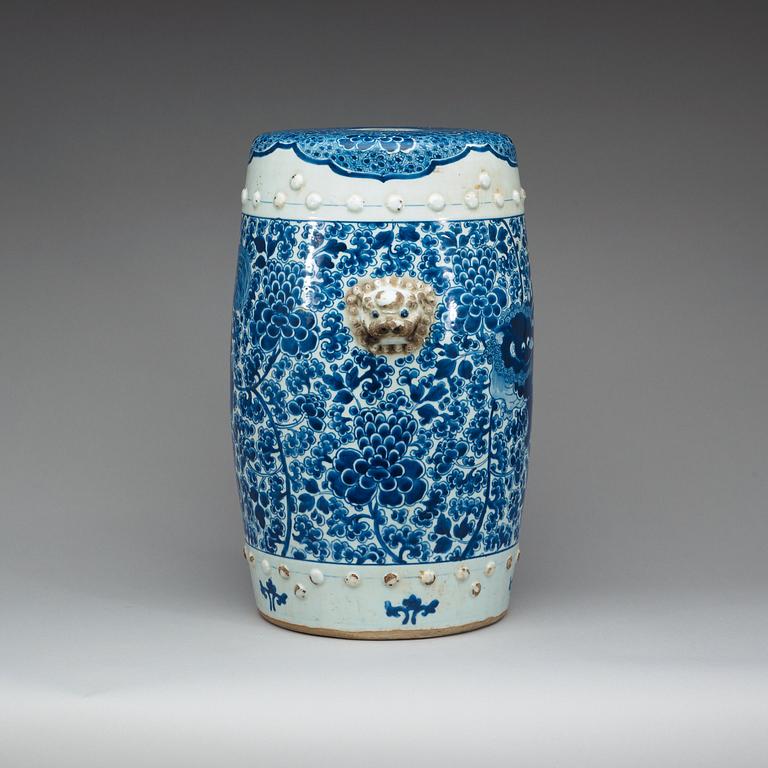 A blue and white garden seat, Qing dynasty, Kangxi (1662-1722).
