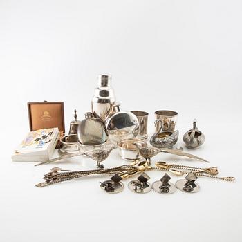 Drinktillbehör samt bordsdekorationer 1900-tal mestadels nysilver.
