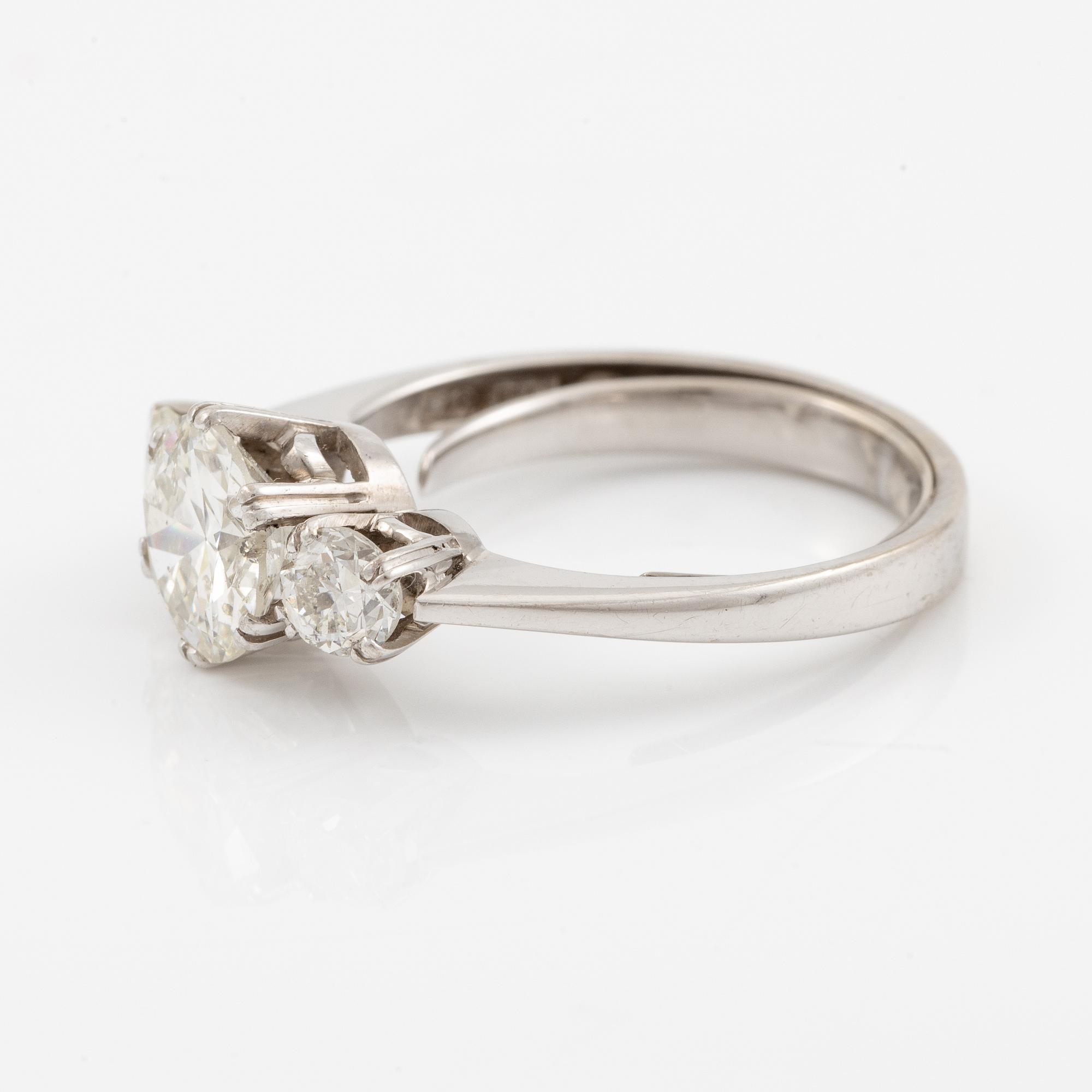 Ring, three-stone ring, 18K white gold with three brilliant-cut diamonds.