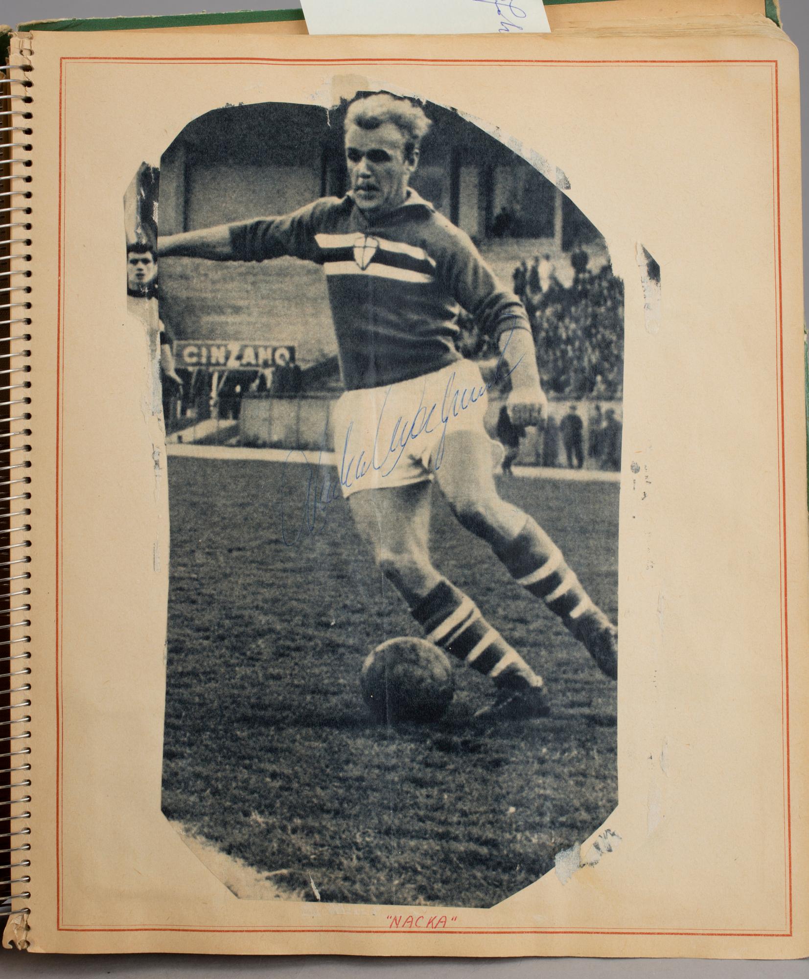 SAMLING FOTBOLLSAUTOGRAFER, bla Ryska landslaget -64, Benfica, Nacka Skoglund, Prawitz Öberg, 1960-70-tal.