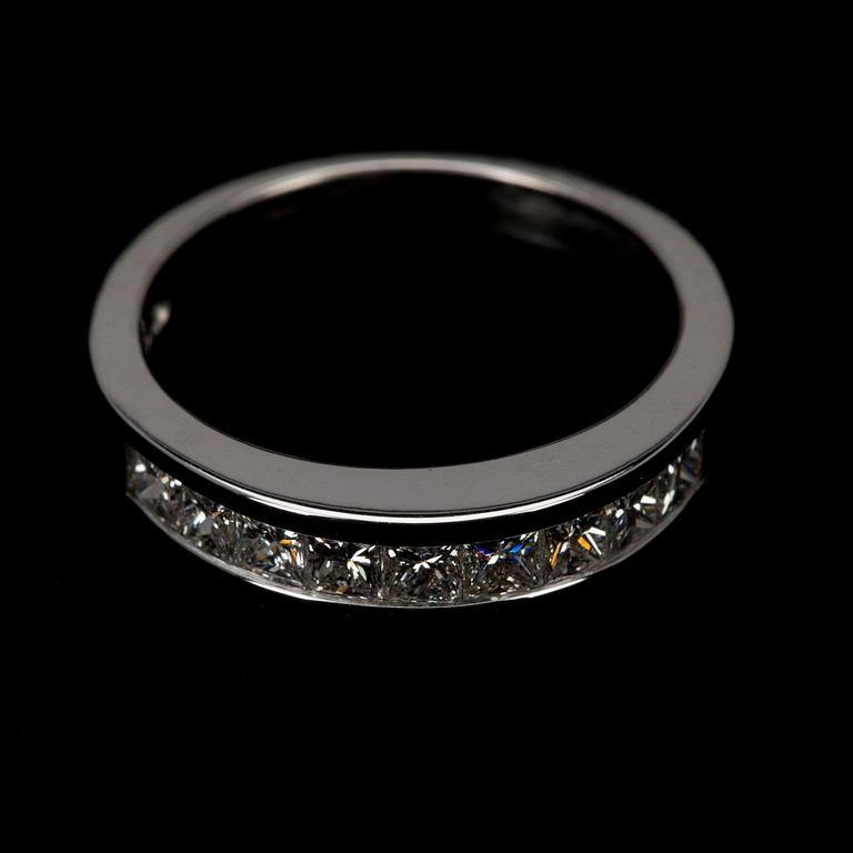 RINGAR, 2 st, vitguld 14K, briljantslipad mittsten 0,61 ct, små diamanterer tot. 1,40 ct. Vikt tot. 8,9 g.