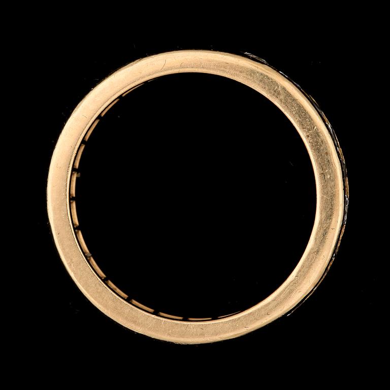 RING, 18k guld med briljantslipade diamanter tot ca 0,66ct. Vikt 3,6g.