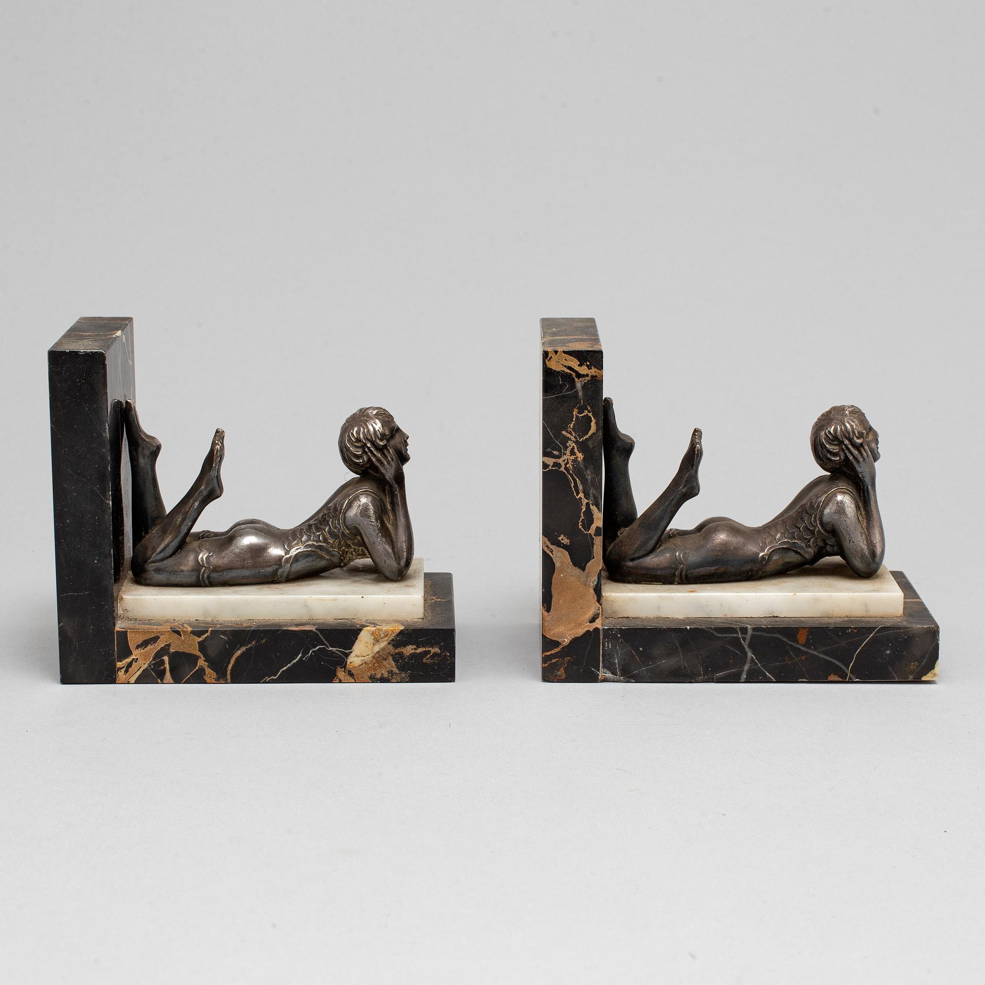 BOKSTÖD, ett par, patinerad metall och marmor, art déco, 1930-tal.