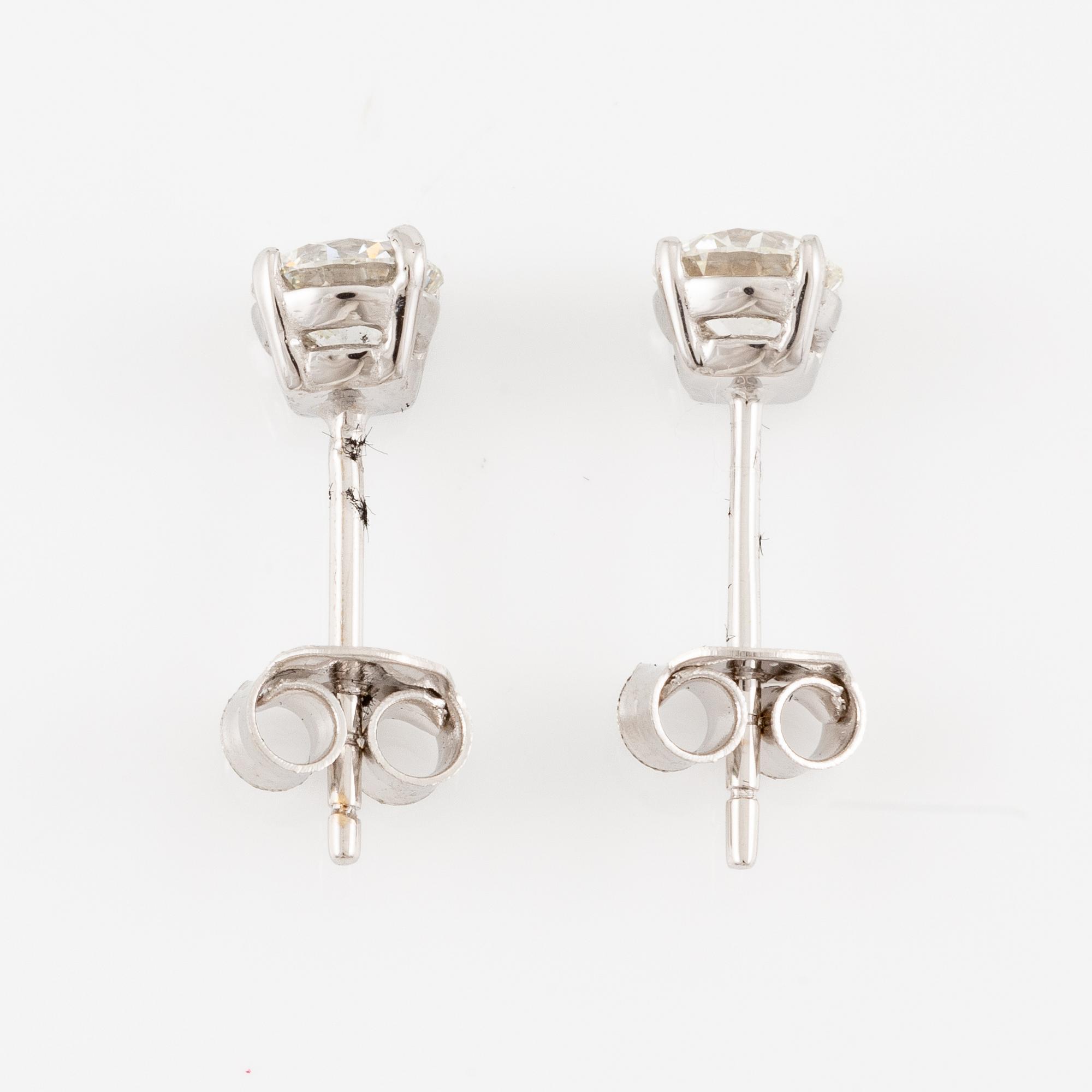 Earrings, 18K white gold with brilliant-cut diamonds totalling 0.72 ct, accompanied by GIA dossier.