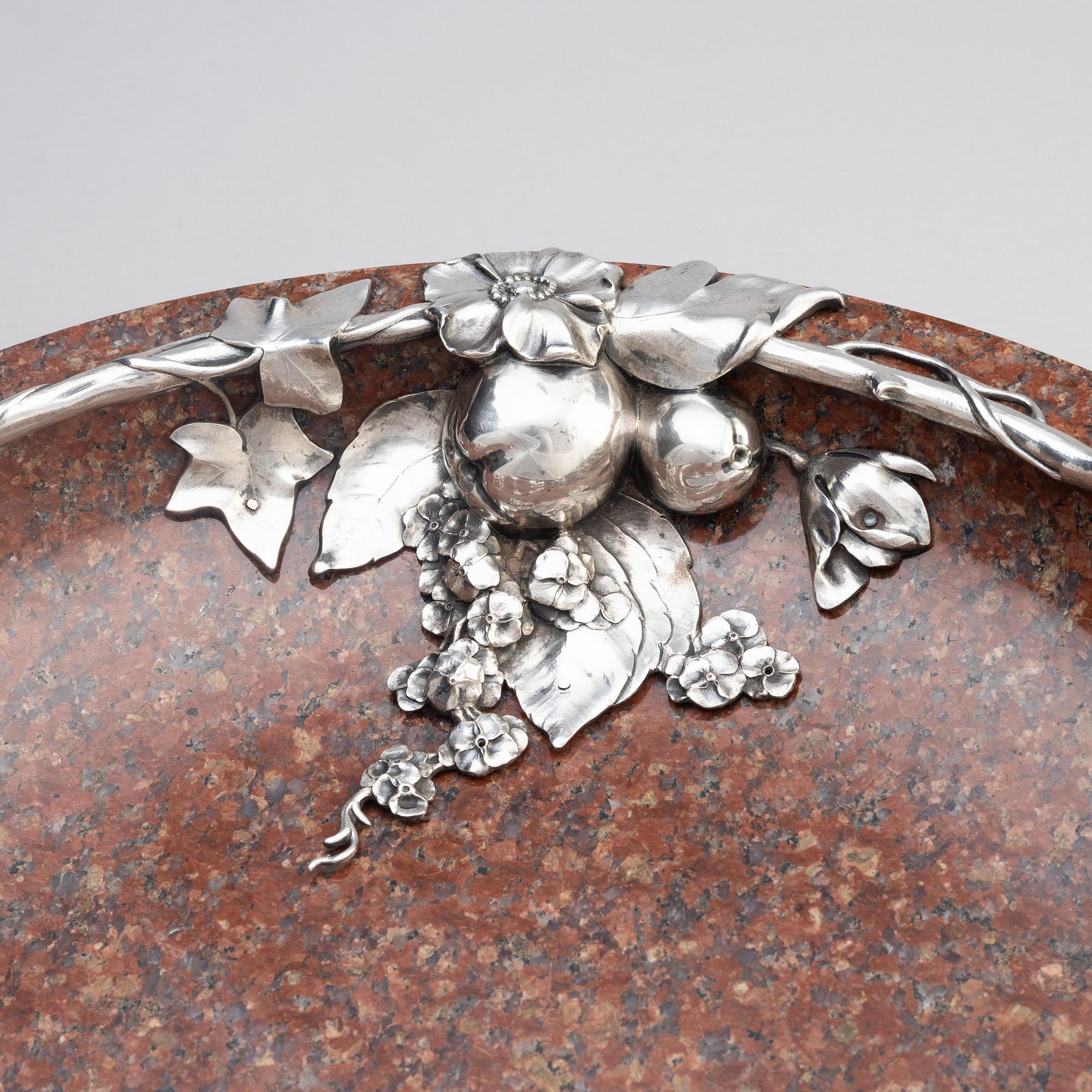 Praktfat/skål, granit med silverdekor, Bolin, Moskva 1912-1917.
