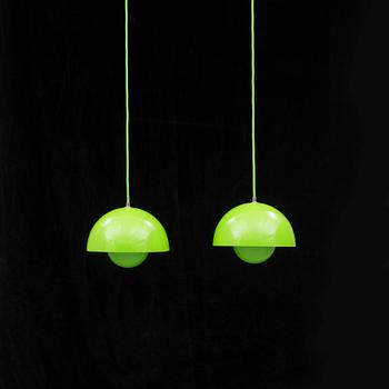 TAKLAMPOR, ett par "Flower Pot" Verner Panton. Modellen formgiven 1968.