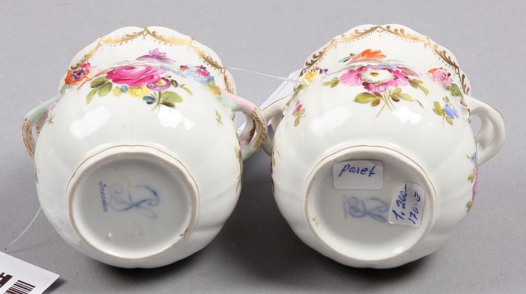 MINIATYRKRUKOR samt DÖRRHANDTAG, porslin, bl a Dresden, 1800/1900-tal.