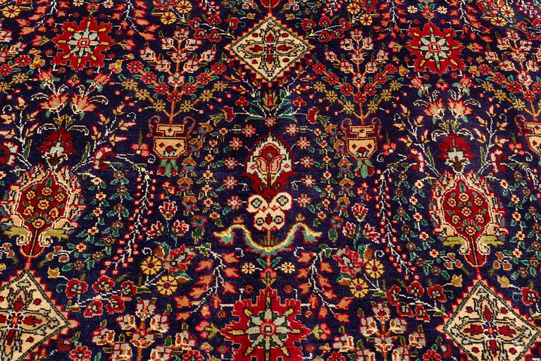 A carpet, Tabriz, ca 346 x 256 cm.