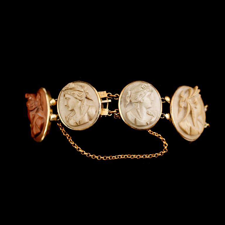 ARMBAND, lava och gulmetall, 1800-talets andra hälft.
