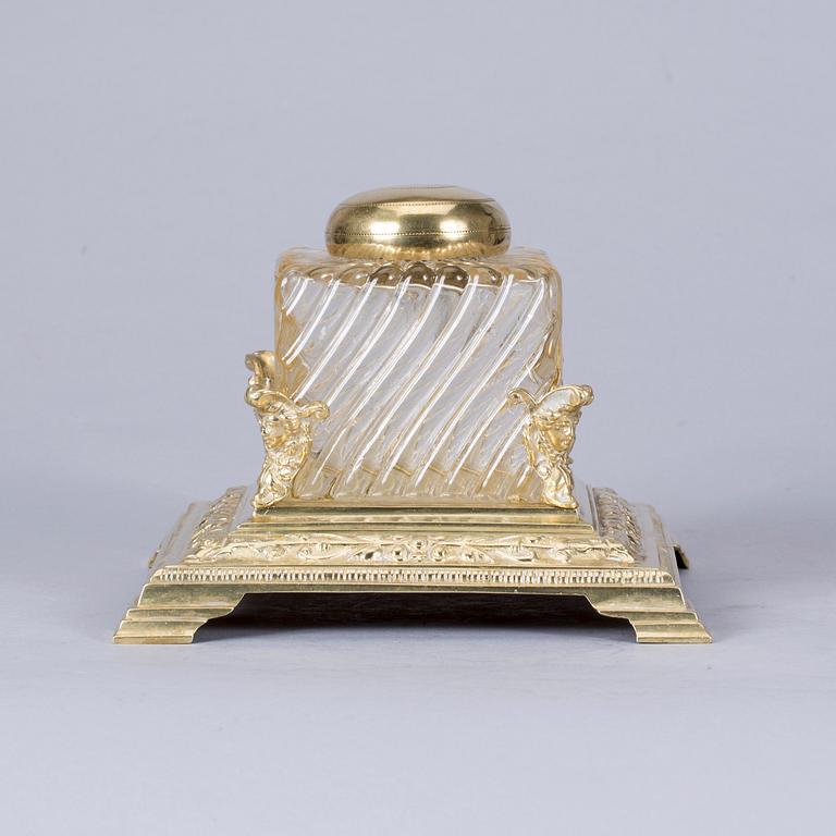 SKRIVGARNITYR MED VÄGGAPPLIQUER. Nyrenässans, 1800-talets slut.