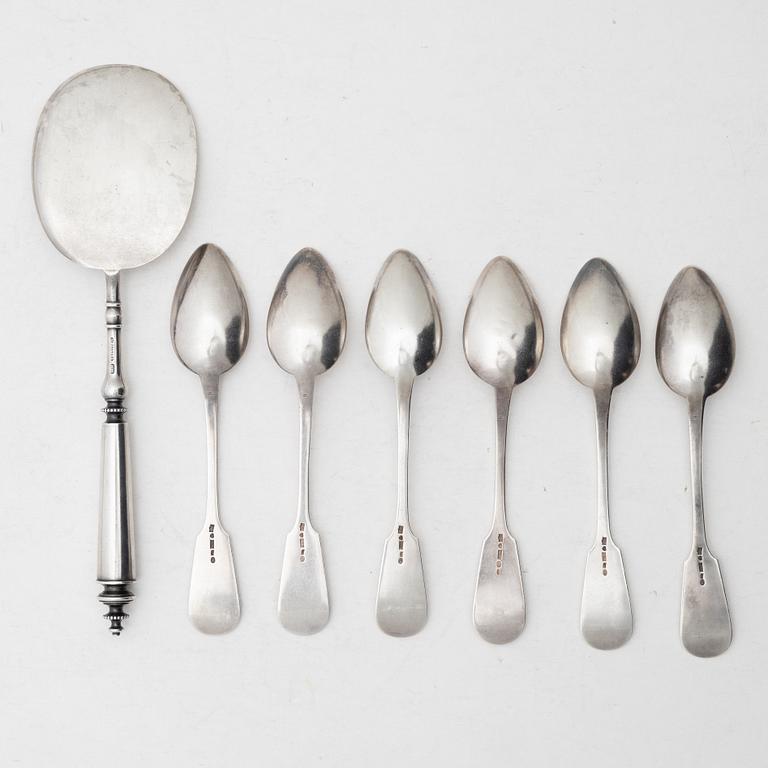 A silver server and six spoons, marks of Grachev, St Petersburg, and Helsingfors Juvel- och Filigranab, respectively.