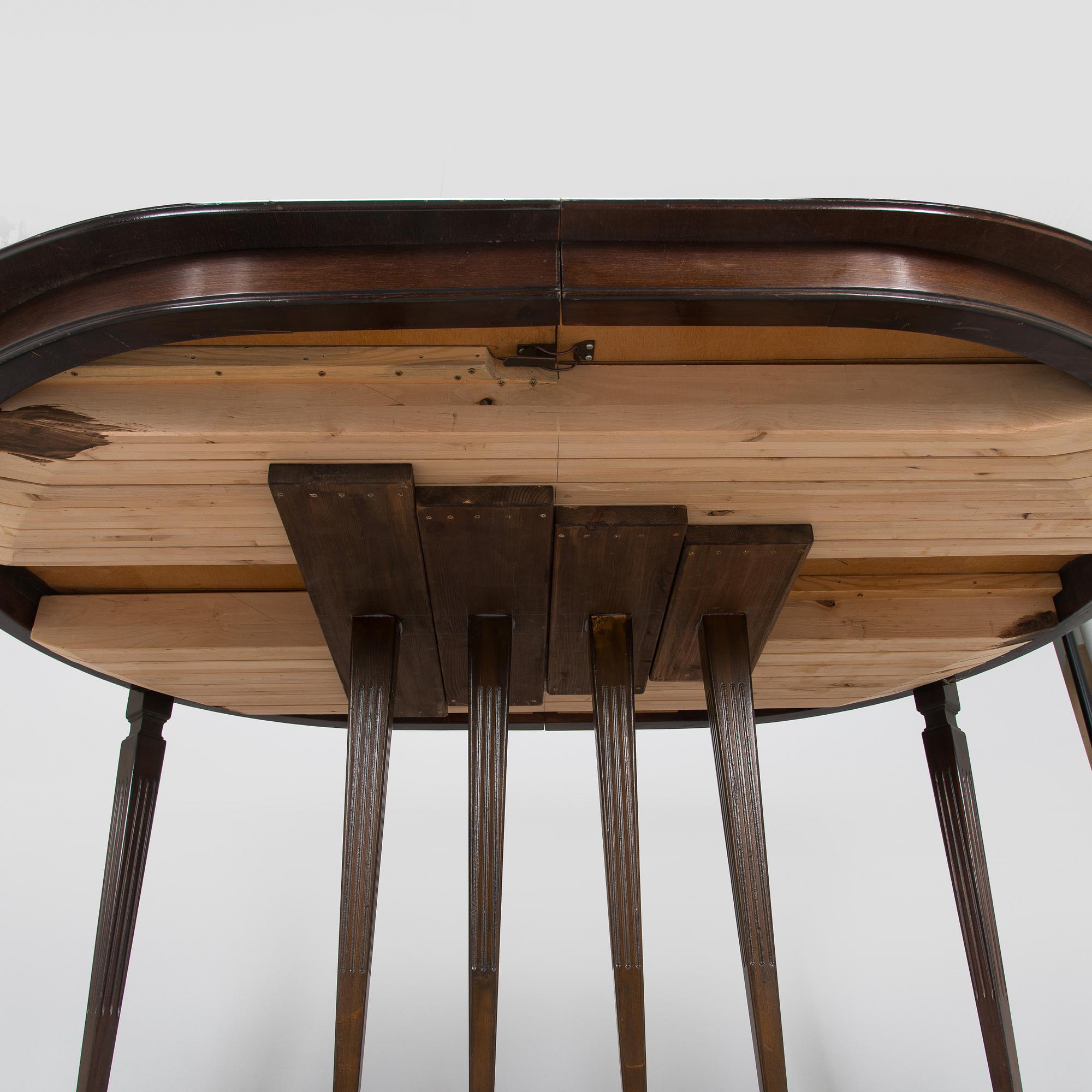 A dining table, Hepplewhite style, later half of the 20th century.
