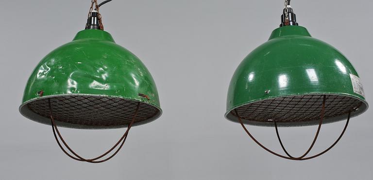 INDUSTRILAMPOR, 2 st snarlika 1900-talets andra hälft. Höjd ca 45-48 cm.