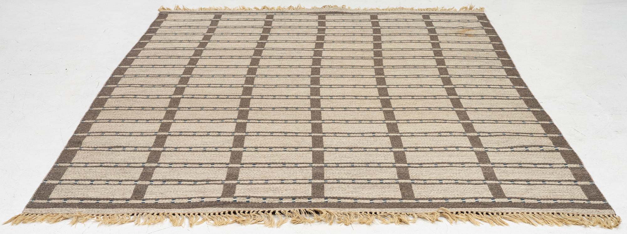 A machine-woven carpet (so-called double-woven), approx. 284 x 202 cm.