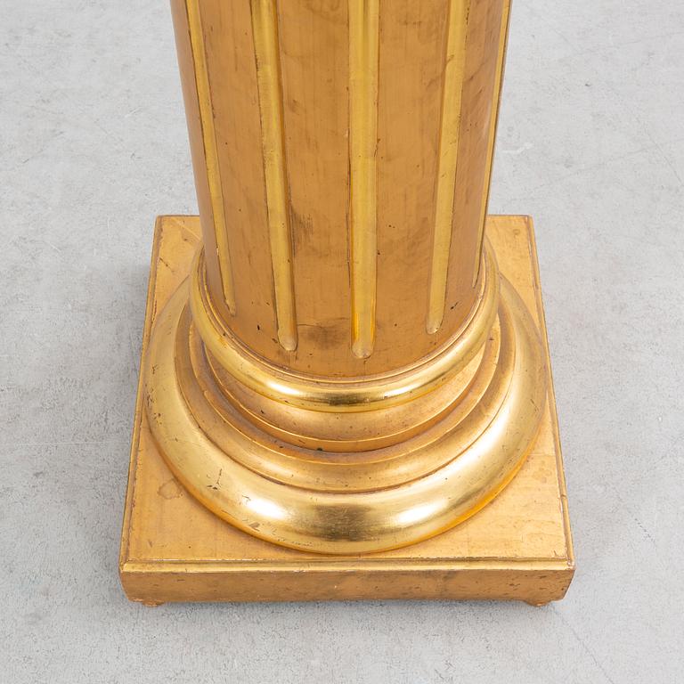 A gilde Gustavian style pedestal.