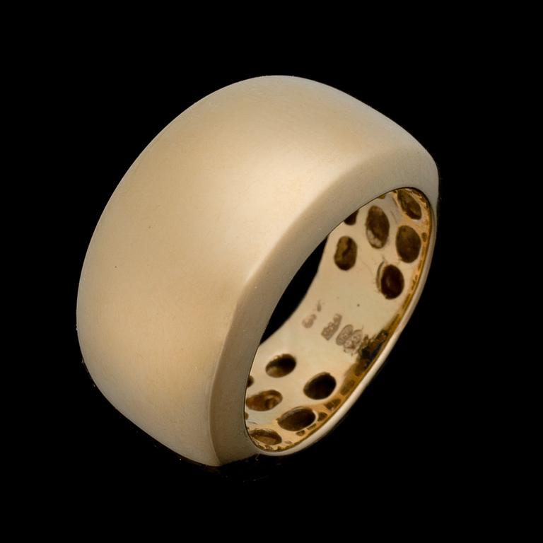 A RING, 18K gold. Italy.