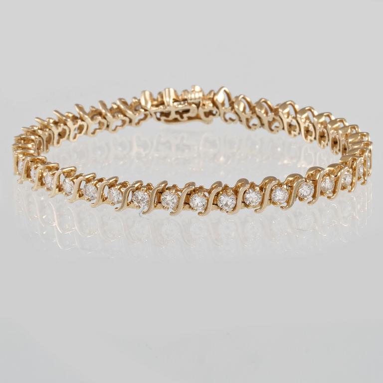 ARMBAND, 14K guld med 38 briljantslipade diamanter, ca 5.70 ct. Vikt 18,6 gram.