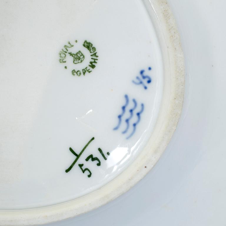 SERVISDELAR, 58 st, porslin, "Musselmalet", främst Royal Copenhagen, Danmark.