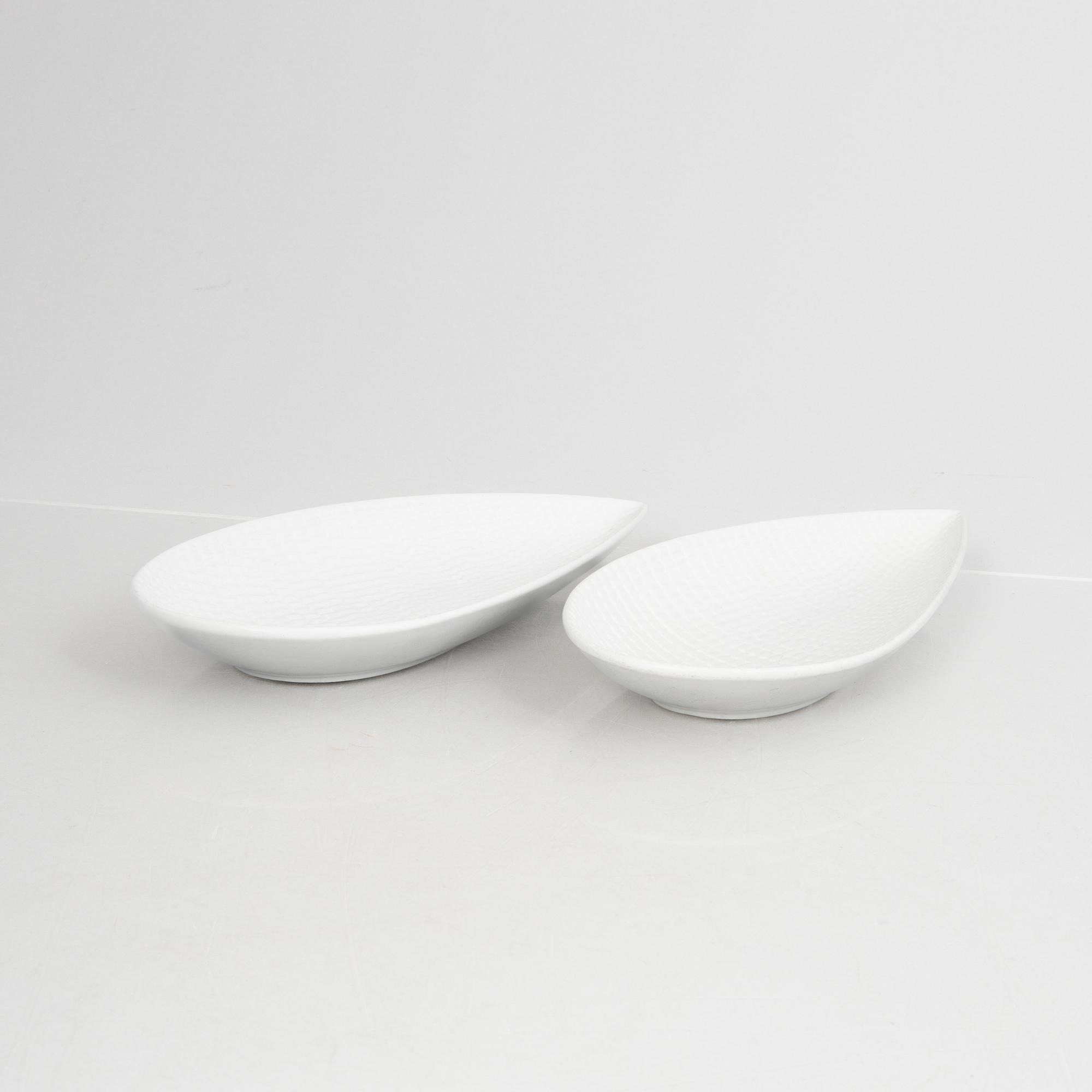 Stig Lindberg, a set of two stoneware vases, and two dish, "Reptil" and a vase "Fjäll", Gustavsberg 1953-63 and 1960-61.