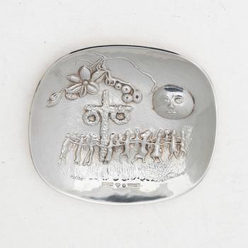 Olle Ohlsson, Skålfat, silver, signerat 1978 samt numrerat 78/350, Silvergillet AB, Malmö 1978.