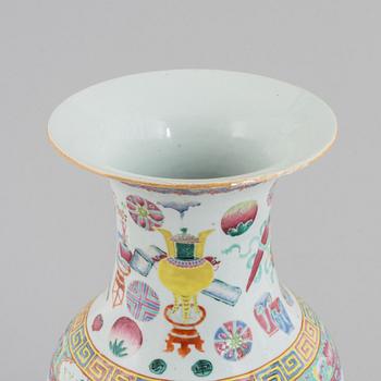 A Chinese porcelain vase, late Qing dynasty.