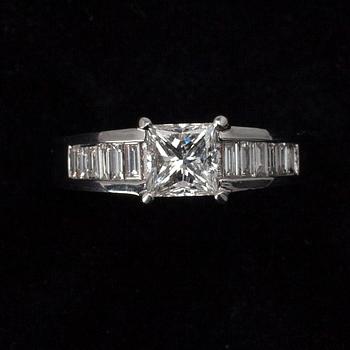 RING, 18K vitguld med princesslipad diamant samt 12 st. baguetteslipade diamanter.