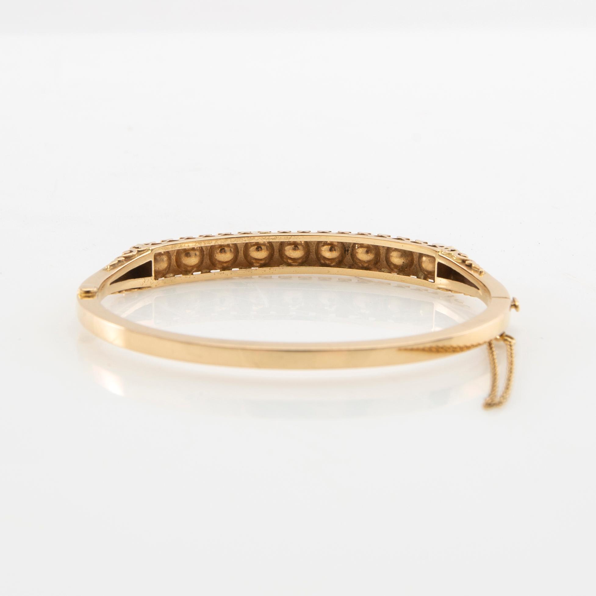 Bracelet 18K gold with cultured pearls.