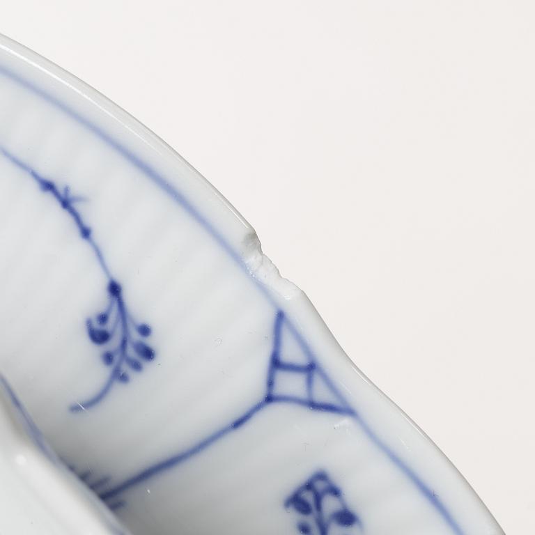 Royal Copenhagen, mat-, kaffe- och teservis, 88 delar, "Musselmalet", Danmark, 1800-1900-tal.