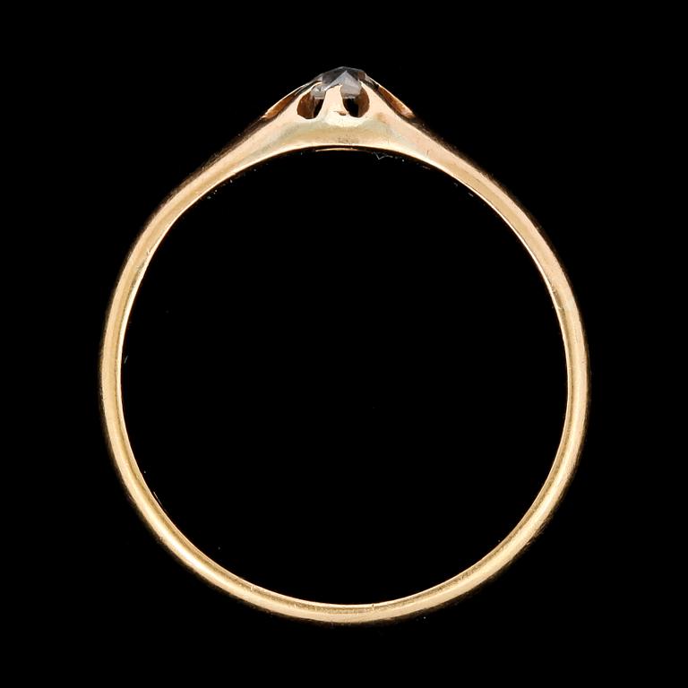 RING, 18k guld med rosenslipad diamant. Axel Bergman, Stockholm 1930. Vikt 2,5 g.