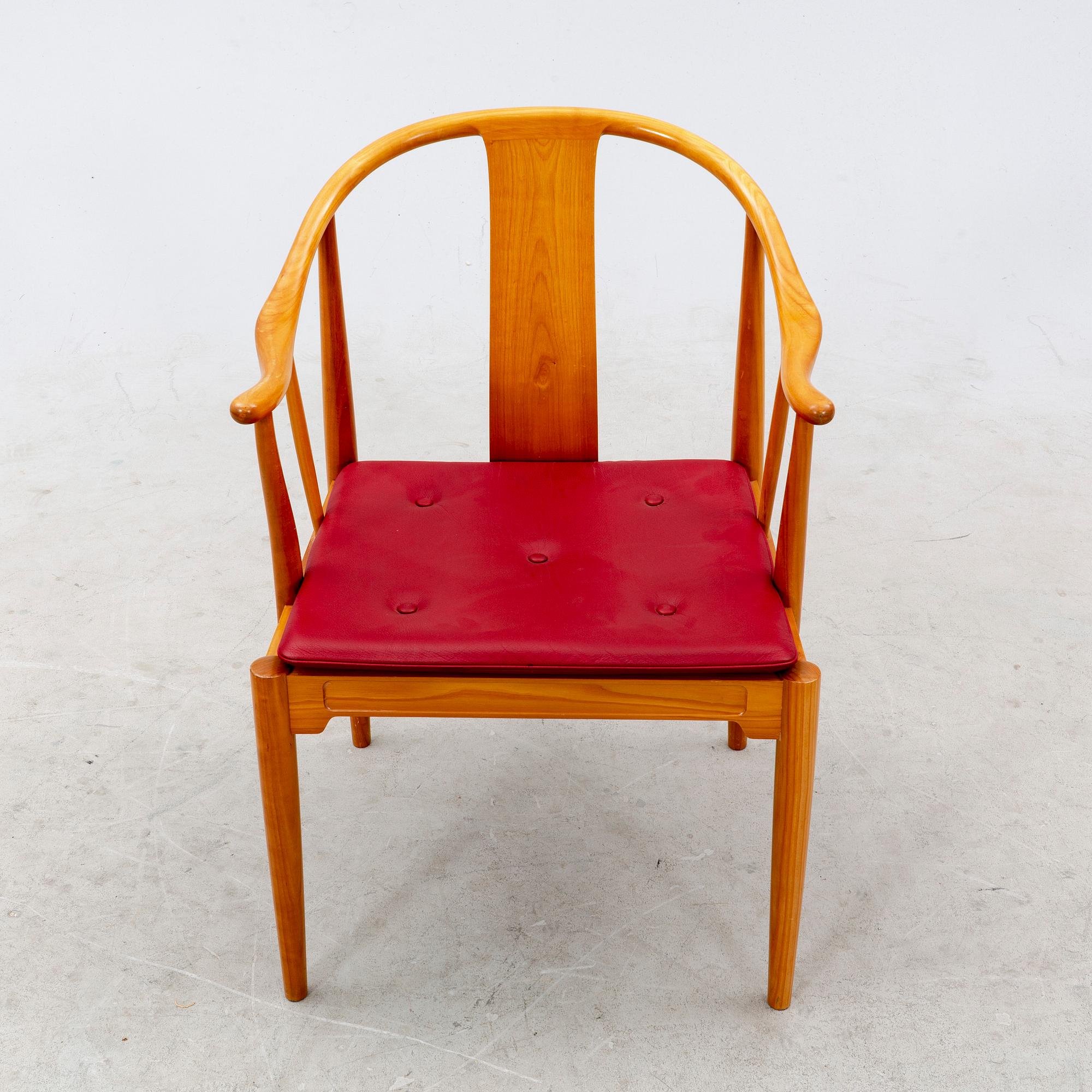 Hans J Wegner, karmstol "Kina-stolen" för Fritz Hansen, Danmark, daterad 1994.