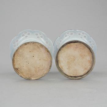 SALTKAR, ett par, på fot. Silver och glas. Troligen Christian Hammer, Stockholm 1852. Total vikt ca 255 gram.