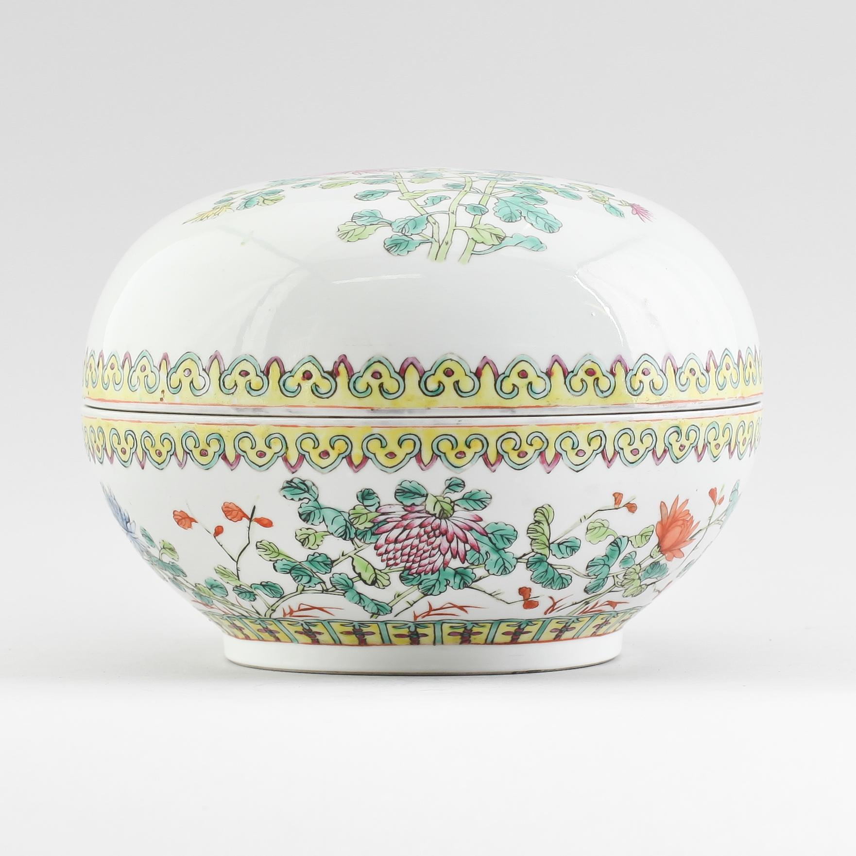 LOCKSKÅL, porslin, Kina, 1900-tal.