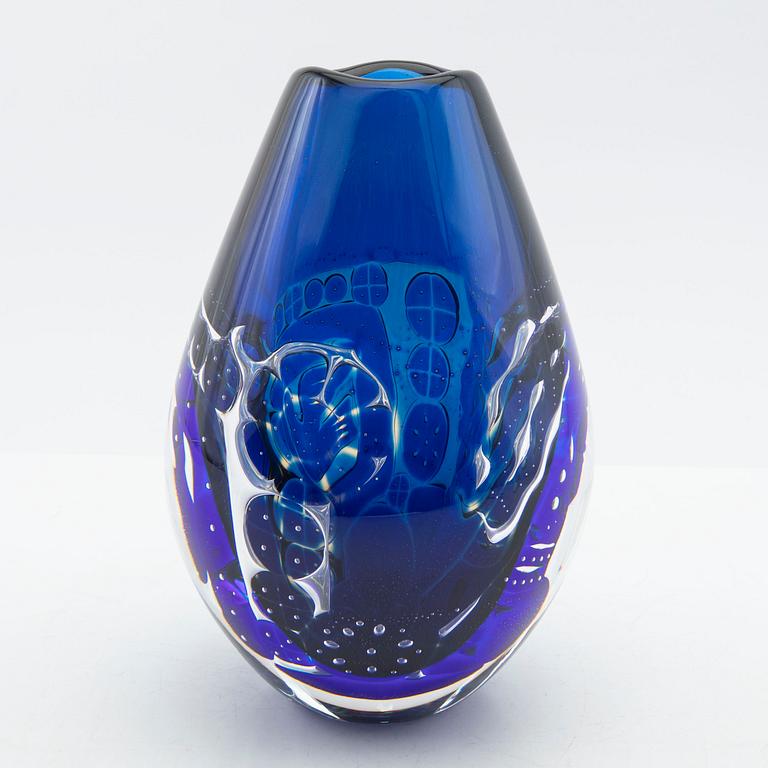 Edvin Öhrström, Vase "The Girl and the Dove" Ariel Orrefors signed.